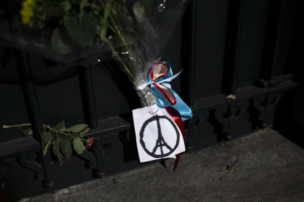 Эйфелева вышка и Лувр закрылись в столице франции