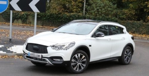 Новый кроссовер Инфинити QX30 был сфотографирован без камуфляжной защиты