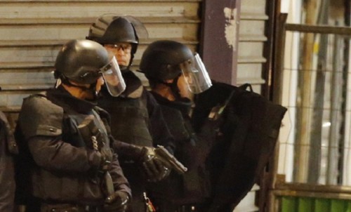 Штурм квартиры террористов в пригороде Парижа завершен