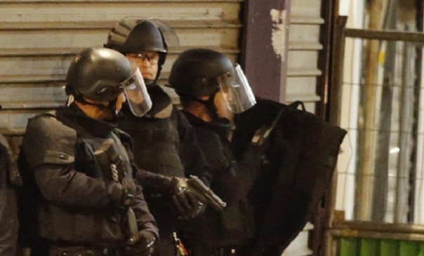 Штурм квартиры террористов в пригороде Парижа завершен