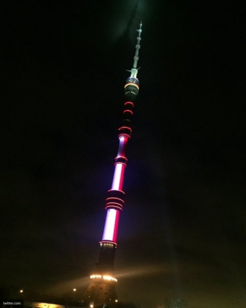 Останкинскую телебашню подсветили цветами французского флага