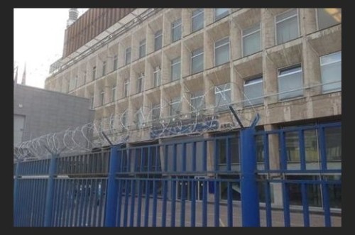 Телецентр «Останкино» обнесли по периметру колючей проволокой