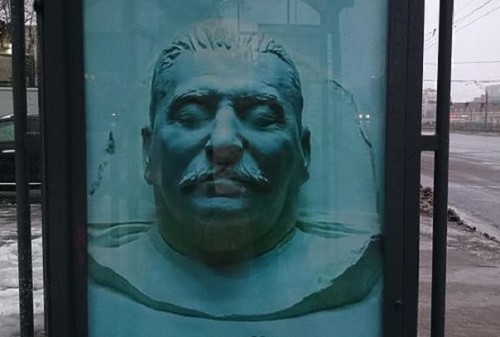 Появившийся на остановке плакат со Сталиным вызвал возмущение в мэрии столицы