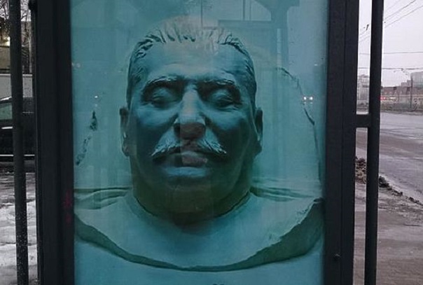 Появившийся на остановке плакат со Сталиным вызвал возмущение в мэрии столицы