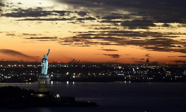 Удар молнии в голову статуи Свободы попал на видео