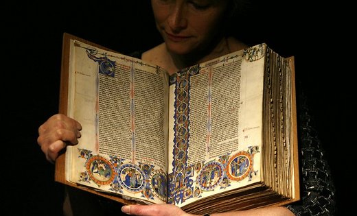 Ученые прочитали обгоревший свиток, не разворачивая его