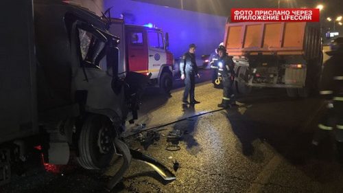 Фургоны столкнулись на МКАД, одна фура загорелась