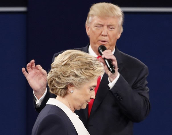 Клинтон значительно опережает Трампа — опрос