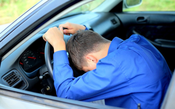 Сотрудник полиции предотвратил аварию, остановив машину на ходу