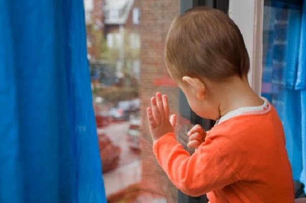 Неравнодушный прохожий залез на козырек магазина ради спасения ребенка у открытого окна