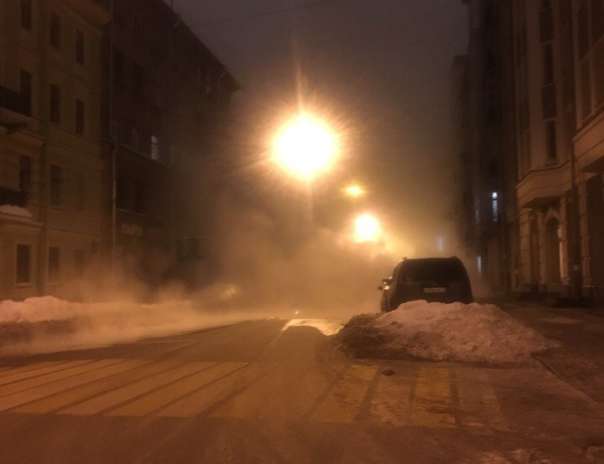 В центре Петербурга фургон провалился под асфальт из-за лопнувшей трубы