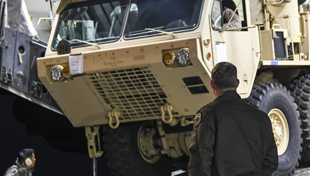 Грузовик с пусковыми установками американских ракетных комплексов THAAD на авиабазе в Южной Корее