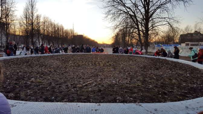 Жители Кингисеппа сегодня вечером зажгли свечи в память о жертвах теракта в петербургском метро