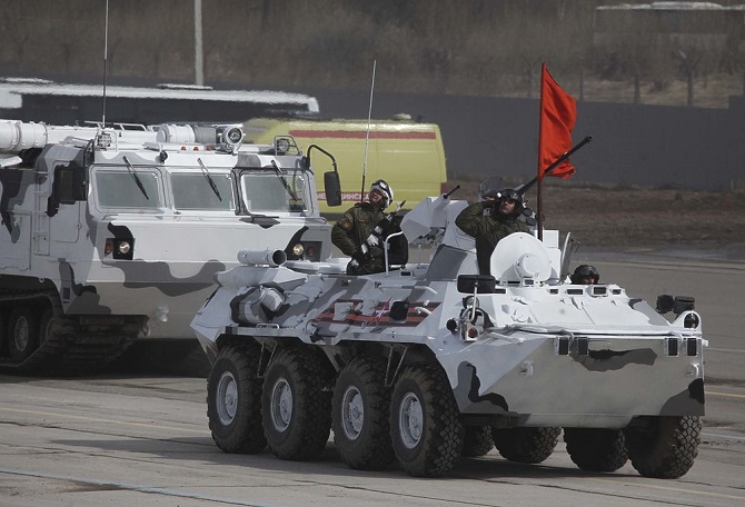 МО РФ опубликовало кадры подготовки экипажей боевой техники к Параду Победы