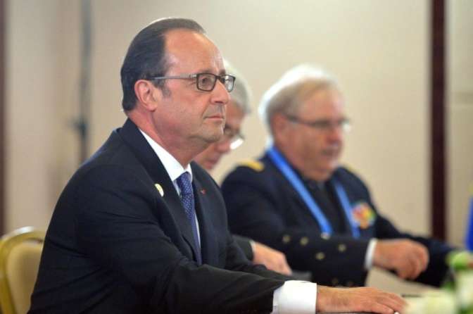 Олланд официально поддержал кандидатуру Макрона на президентских выборах во Франции