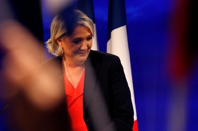 Ле Пен поздравила Макрона с победой