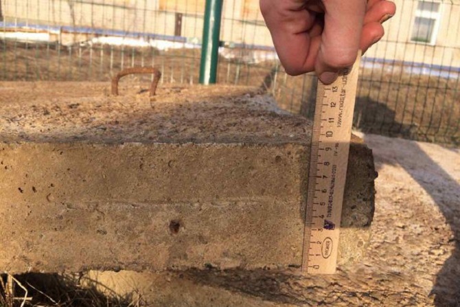 В Опаринском районе на 9-летнюю девочку упала бетонная плита