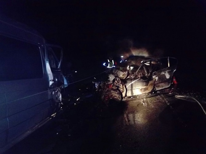 4 человека погибли в итоге столкновения автомобиля с микроавтобусом на Урале