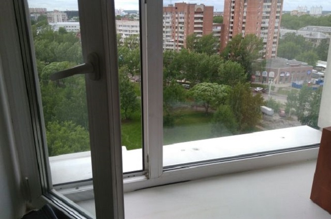 Размещено фото с места падения ребенка из окна в Рязани