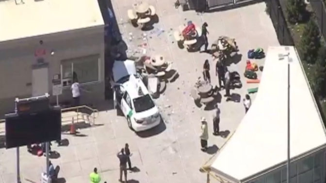 Автомобиль врезался в толпу людей в Бостоне