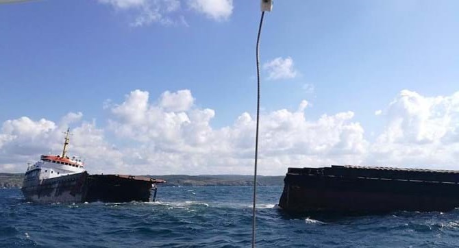 В Черном море развалился стоявший на якоре сухогруз