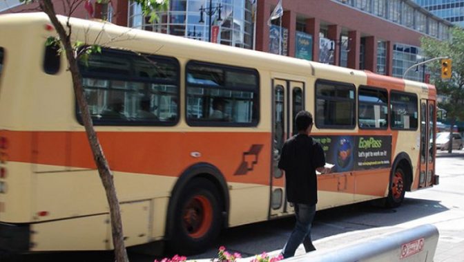 Туристический автобус протаранил толпу в Канаде