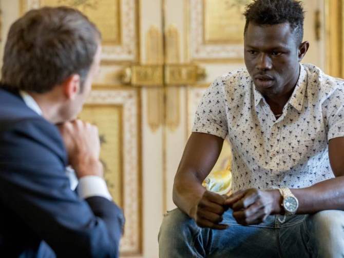 Макрон дал гражданство спасшему ребенка в столице франции малийцу