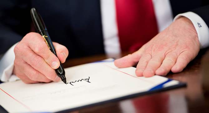 Экс-сотрудник Белого дома поведал о привычке Трампа рвать главные бумаги