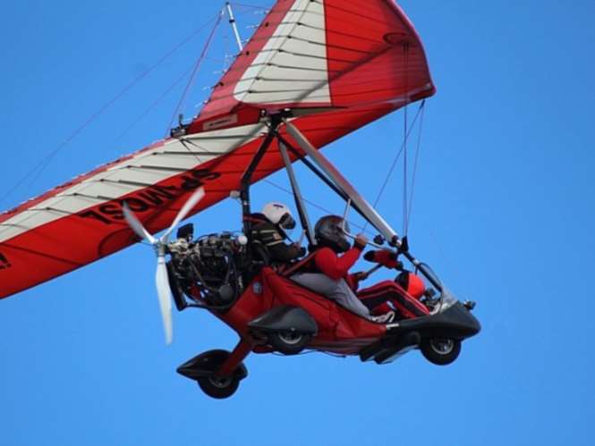 Взлетающий с дороги дельтаплан столкнулся с мотоциклом, один человек умер