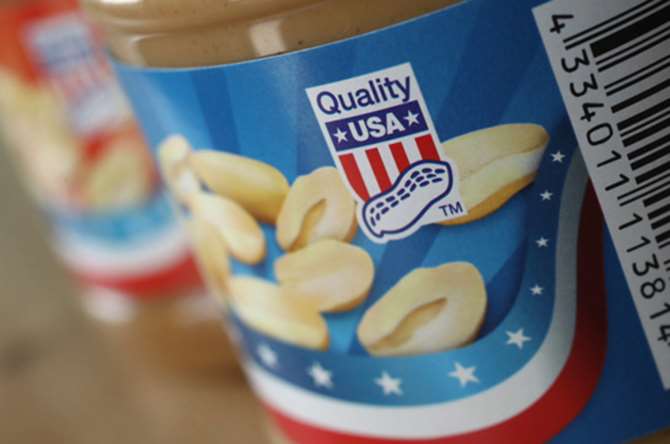 Канадцы бойкотируют товары из США из-за «словесной войны» между лидерами двух стран