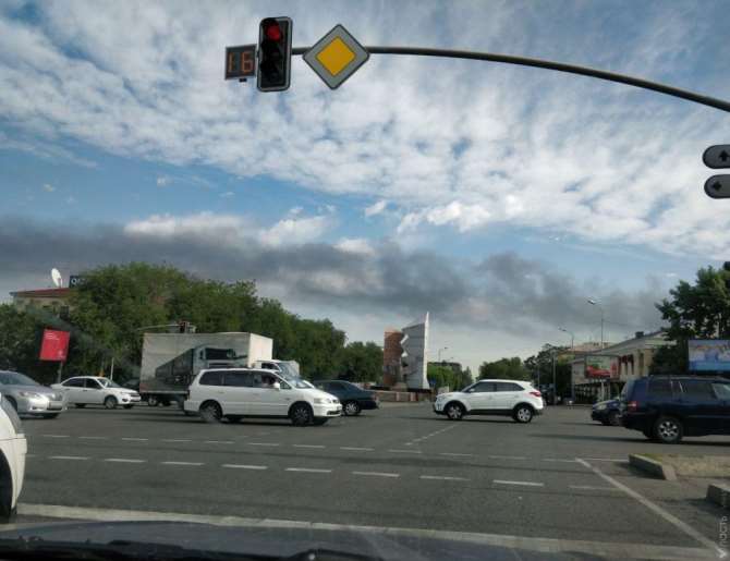 В Алматы гасят пожар на площади 3000 квадратных метров