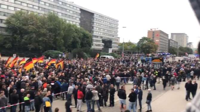 В процессе демонстраций в германском Хемнице задержано около 300 человек