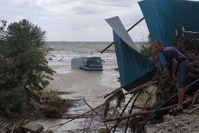 В Новороссийске автобус забрало в море