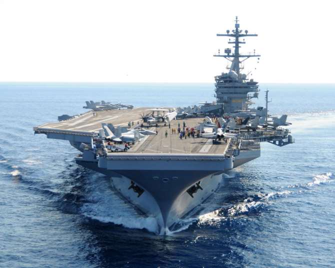 На борту авианосца «Джордж Буш» матроса разрубило пропеллером самолёта