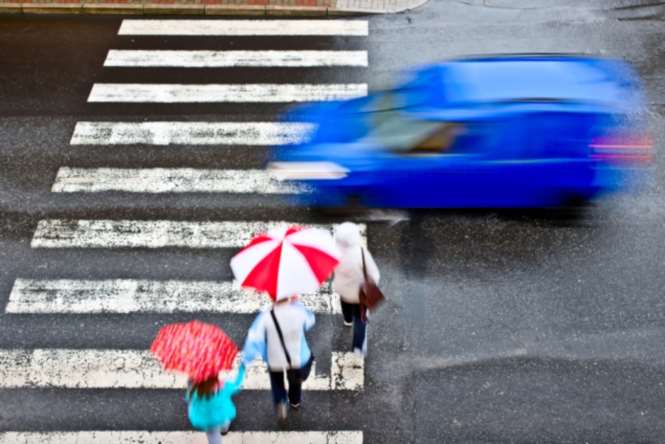 В Хабаровске автомобиль сбил 3-х школьниц на переходе
