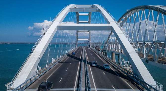 Поднят упавший в воду пролет Крымского моста