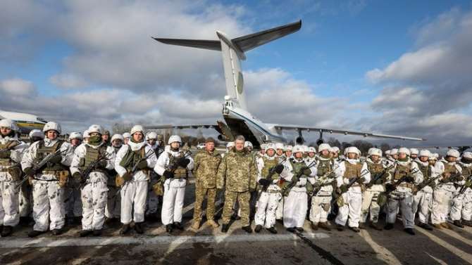 Порошенко обнародовал фото с солдатом, носящим эмблему дивизии СС