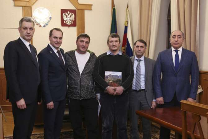 В Махачкале прохожие словили девочку, выпавшую с 5-ого этажа