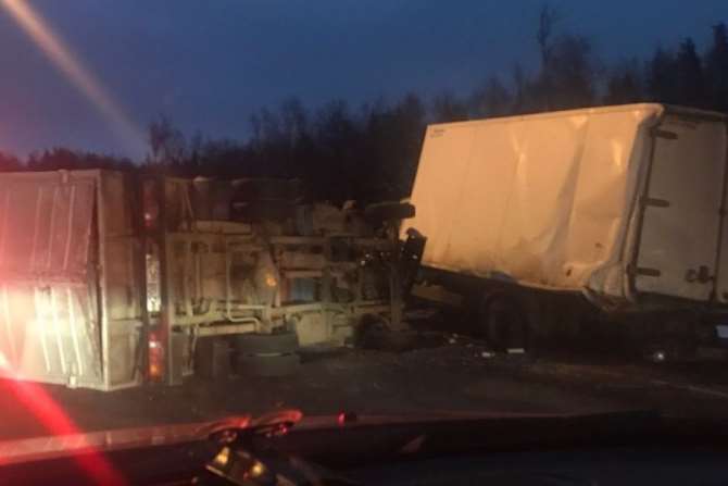 На КАД столкнулись сразу 12 авто