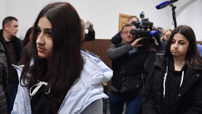 Обвиняемым в убийстве отца сёстрам Хачатурян продлили меру пресечения