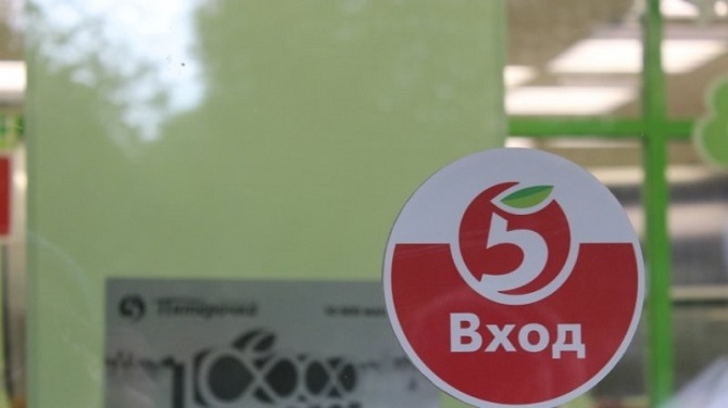 На Плякина иностранная машина протаранила стеклянные двери и въехала в магазин