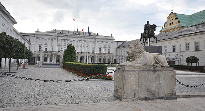 В Варшаве автомобиль таранил ворота президентского замка