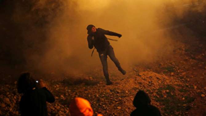 Мигрантов, которые в новый год попытались попасть в США, разогнали слезоточивым газом