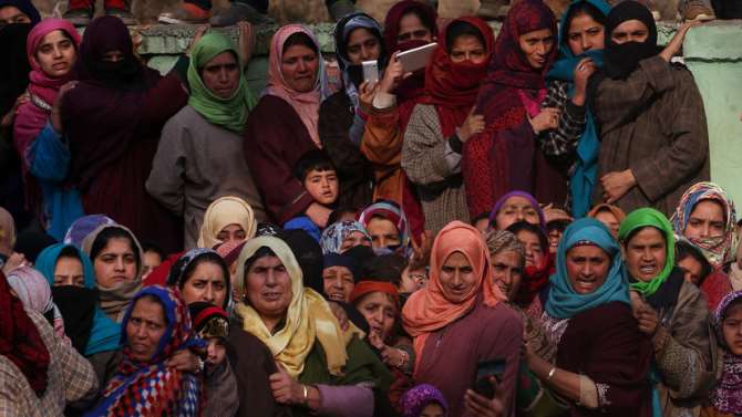 Требуют равенства. В Индии женщины выстроили живую стену длиной 620 км