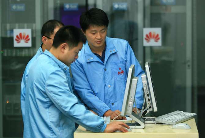 Huawei урезала заработную плату двум сотрудникам за публикацию твита с айфона