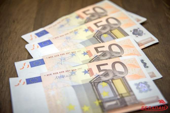 На торгах 28 января евро и доллар подорожали