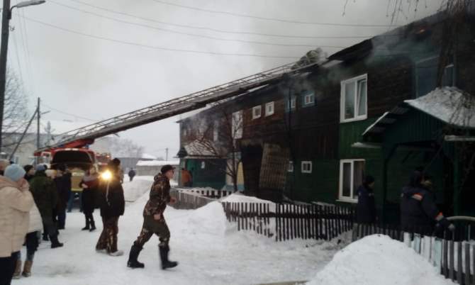 Пожарные спасли двоих человек из горящего дома в Алапаевске