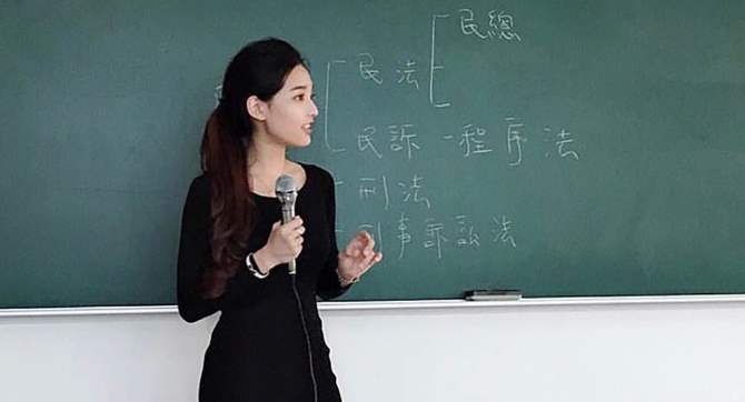 Сеть восторгается «самой красивой учительницей» — она преподает на Тайване