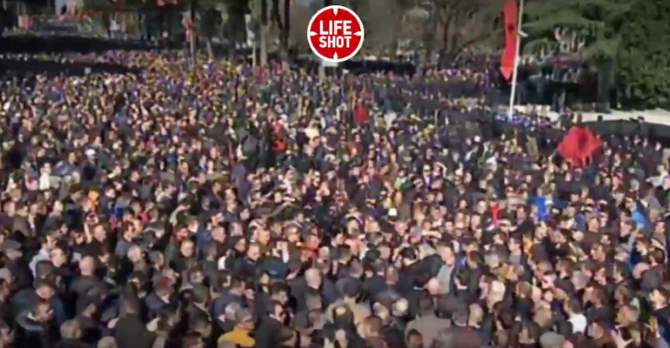 Протестующие в Албании атакуют строение руководства