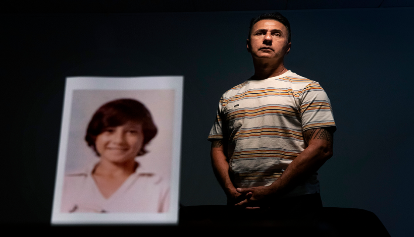 55-летний Уолтер Дентон за фотографией, на которой ему 12 лет 